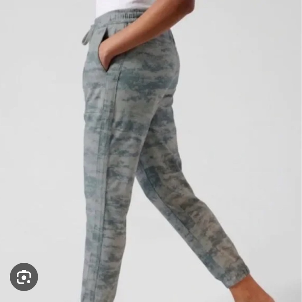 Athleta Farallon Printed Jogger -  Fog Camo Size Small